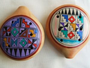 Deux grands ocarina péruviens. Instrument de musique.violet