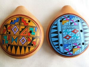 Deux grands ocarina péruviens. Instrument de musique.or